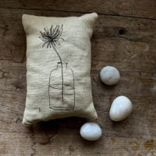 Embroidered herbal sachet - Dandelion in vase 1